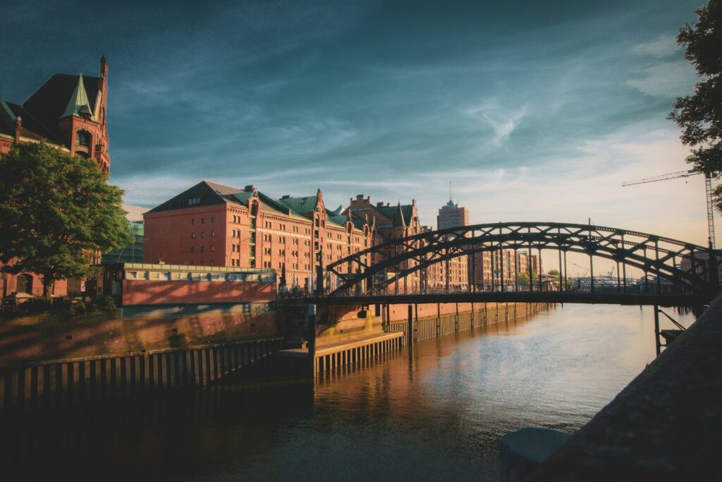 Speicherstadt in Hamburg met bakstenen pakhuizen aan het water