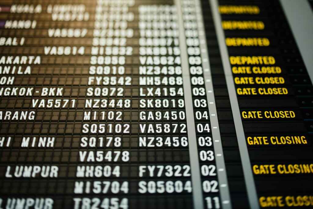 Vertrekbord op een luchthaven met geannuleerde vluchten